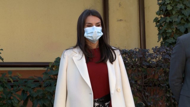 La Reina Letizia sorprende con su estilismo y utiliza un look de inspiración Brittish