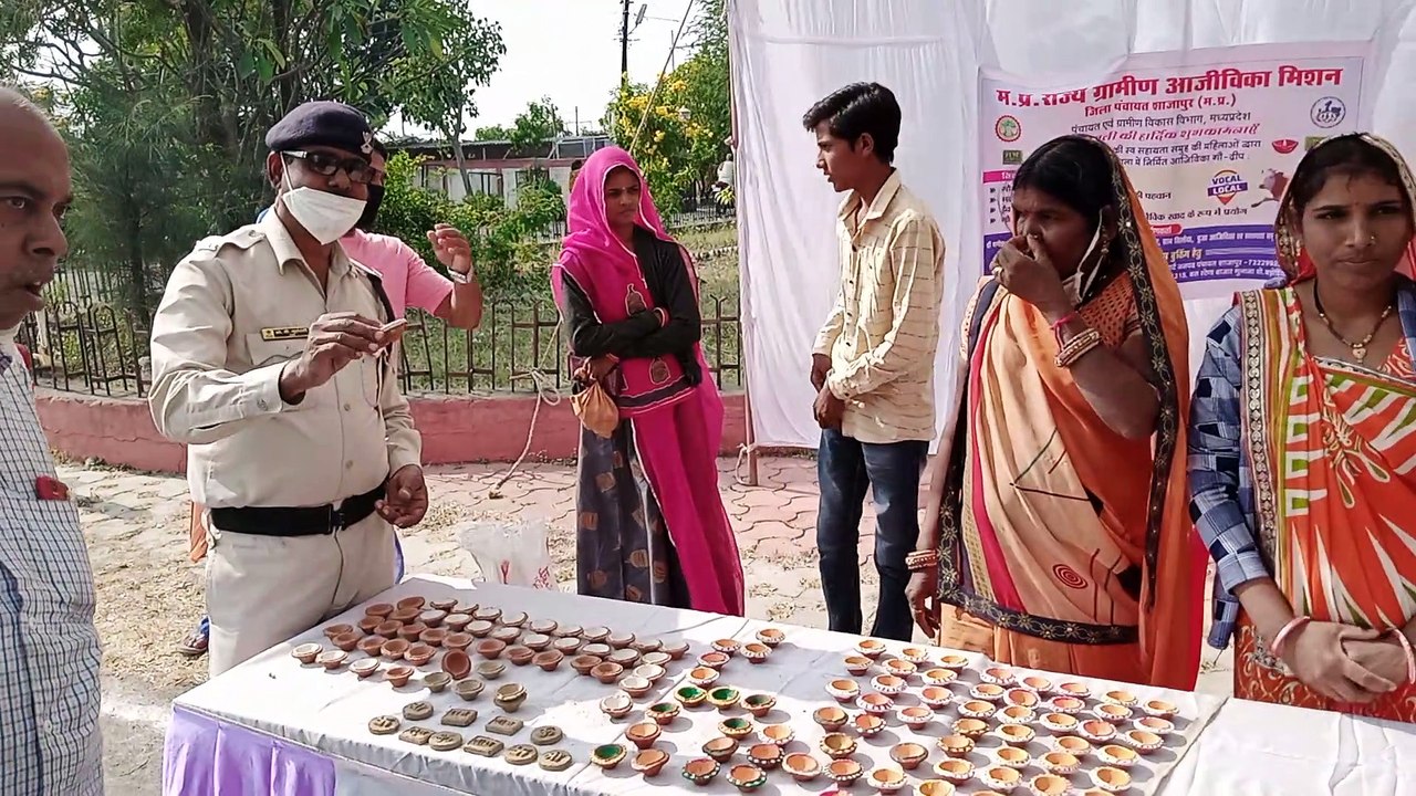 स्वसहायता समूहों ने दीपावली के लिए गोबर से निर्मित दिए, पूजन एवं श्रृंगार सामग्री का स्टाल लगाया