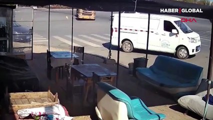 Şanslı adam, kağıt gibi ezilen minibüsten sağ kurtuldu