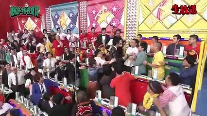 生放送中、司会の有吉弘行が後輩芸人・ハナコの3人に掴みかかり怒りを露わに。