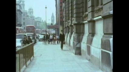 Monty Python's Flying Circus - Clip Silly Walks (English)