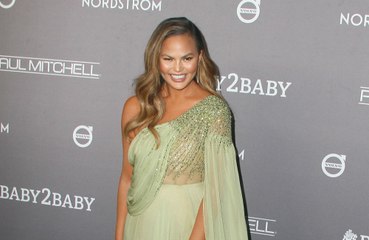 Chrissy Teigen confortata dalla figlia di 4 anni