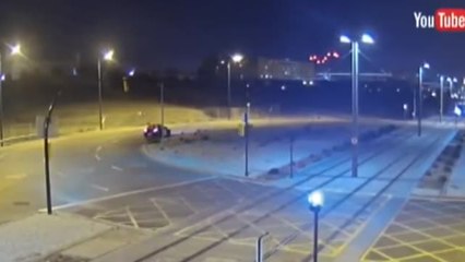 Download Video: Una conductora recorre con su coche un kilómetro por las vías del metro