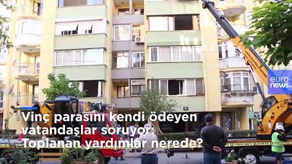 İzmir’de depremzedeler hasarlı binalardan eşyalarını kurtarmaya çalışıyor