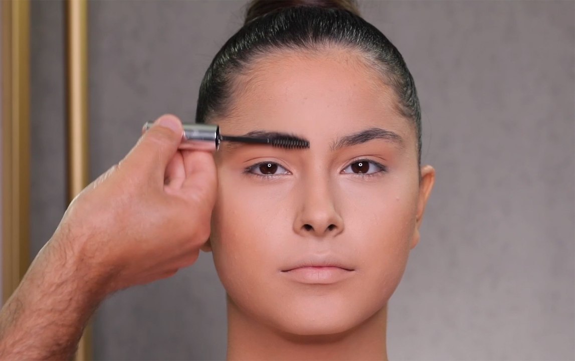مكياج عيون أزرق مواكب لأجدد الصيحات بأنامل خبير التجميل فادي قطايا