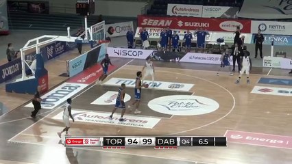 Un basketteur tente un dunke tout seul à la fin du match et se brise le genou