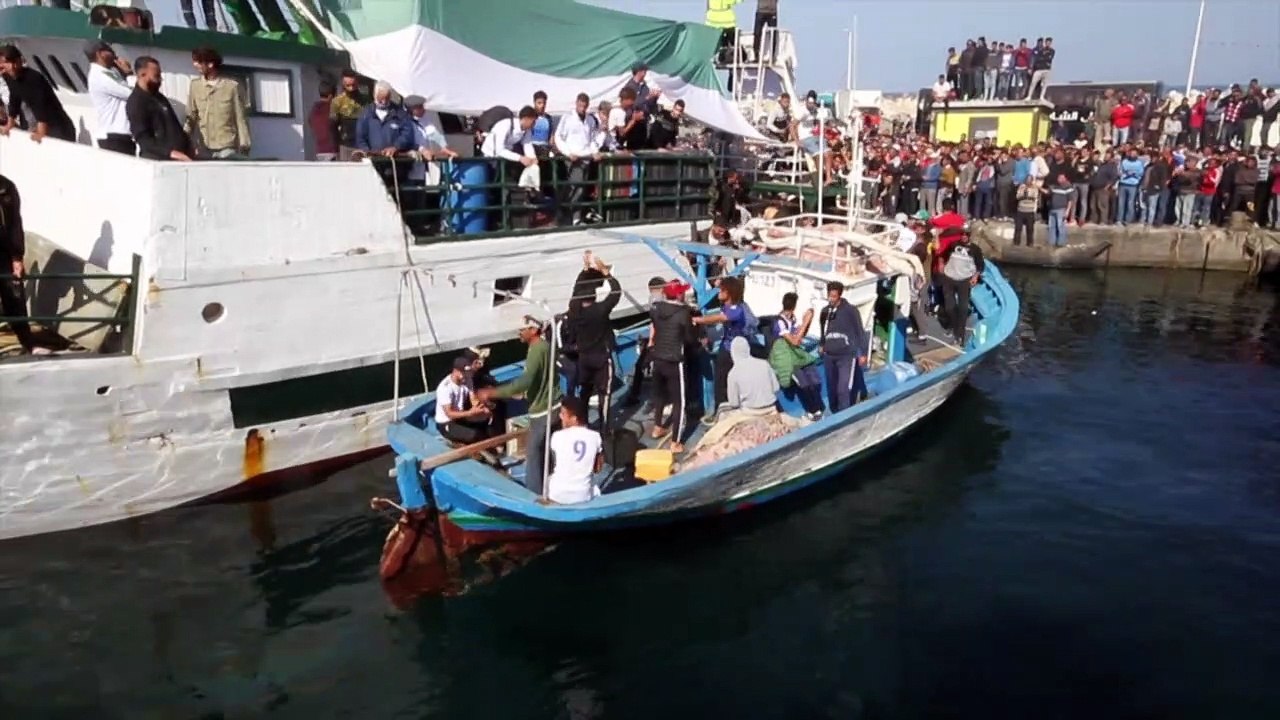Départ symbolique vers l'Italie de fans de foot tunisiens en colère