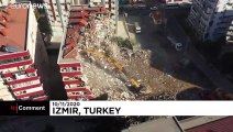 Depremin vurduğu İzmir'de hasarlı binanın yıkım anı kamerada