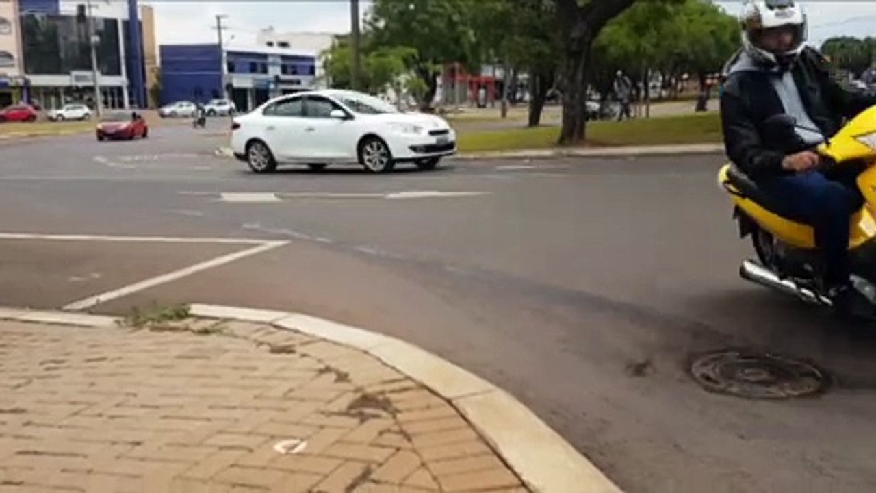 Após segunda queda de moto, Transitar realiza trabalho para retirar mancha de óleo da Avenida Brasil