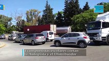 Transportistas escolares  cortan subida a la autopista