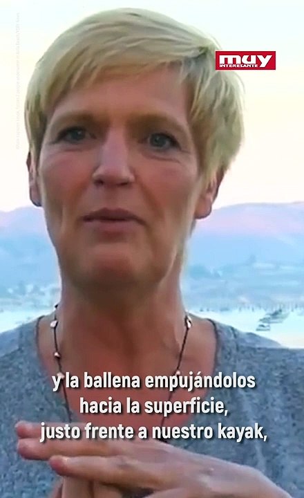 Esta ballena jorobada casi se traga a dos mujeres