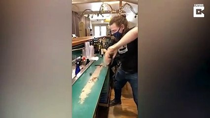Il ouvre une bouteille de vin en 5 secondes