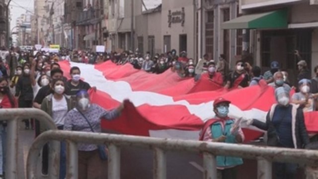 Centenares de manifestantes marchan contra la asunción de nuevo presidente de Perú