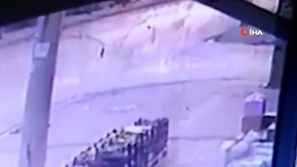Kamyonun çarptığı bisiklet sürücüsü hayatını kaybetti... O anlar kamerada