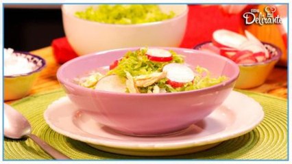 Pozole blanco con salsa de chile de árbol