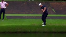 Il fait un trou en un en faisant des ricochets sur l'eau (golf)