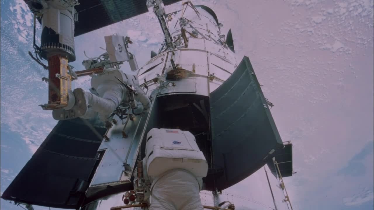 Hubble 3D - Clip (English)