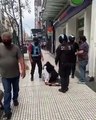Policías de la Ciudad golpean a un hombre en situación de calle