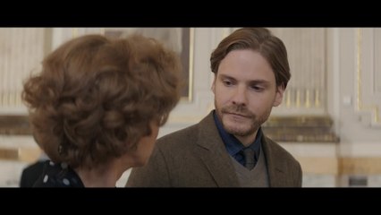 Frau in Gold - Clip Portrait (Deutsch)