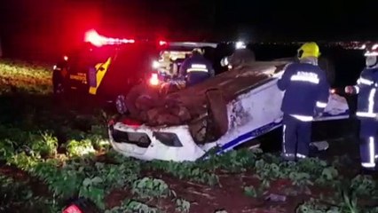 Táxi vai parar em plantação ao capotar na BR-467