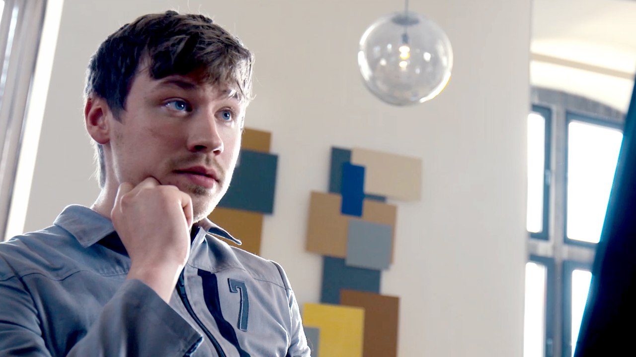 Boy 7 - Clip Safira vs. Sam am Laptop (Deutsch) HD