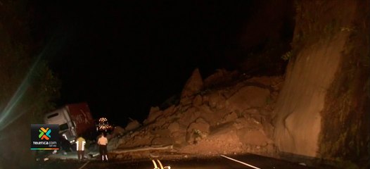 tn7-Derrumbe-mantiene-cerrado-el-paso-por-la-ruta-27--101120