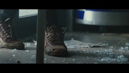 The 5th Wave - Clip What's in Your Hand (English) HD
