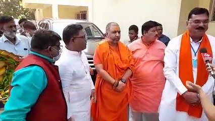 स्मार्ट सिटी प्रोजेक्ट में रायशुमारी नहीं किए जाने से नाराज साधु संत, सर्किट हाउस पर कृषि मंत्री से मिले
