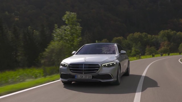 The new Mercedes-Benz S 500 4MATIC in high-tech silver Driving Video