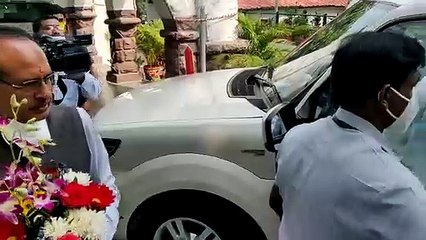 पूर्व मुख्यमंत्री कमलनाथ शिवराज सिंह चौहान से मिलने सीएम हाउस पहुँचे