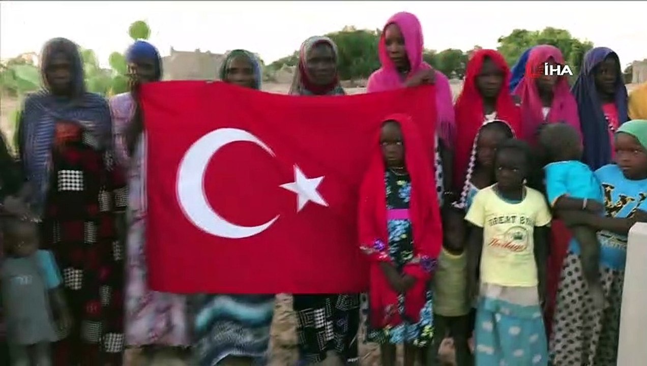 - İtfaiye Ekiplerinin Açtırdığı Kuyu Afrikalı Çocukları Duygulandırdı- Suyu Gören Afrikalı Çocuklar Sevinç Çığlıkları Attı- İtfaiye Erleri Topladıkları Paralarla Çad’da İnsanları Suya Kavuşturdu