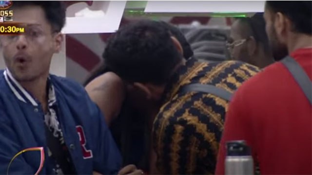 Bigg Boss 14: घरवालों के सामने Pavitra Punia को KISS करने लगे Eijaz Khan | FilmiBeat