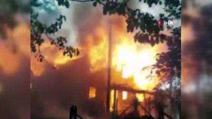 Sinop'ta 2 katlı ahşap ev alevlere teslim oldu