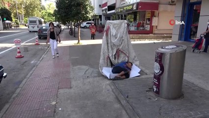 Savaşın Çocuğu Atık Kağıt Toplarken Uyuyakaldı