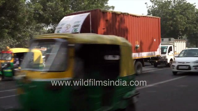 Heavy vehicular movement on Delhi roads ahead of Diwali - Hazy polluted atmosphere before crackers