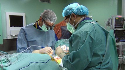 Realizan en un centro médico de Barcelona una operación pionera de escoliosis