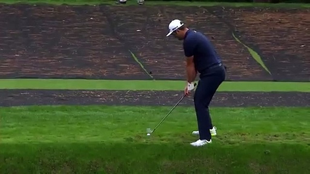 Trou en un avec ricochets du golfeur Jon Rahm