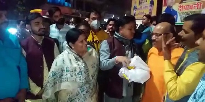 चुनावों की जीत को भाजपाइयों ने बताया गरीबों और सत्य की जीत, मिठाई बांटकर खुशियां मनाई