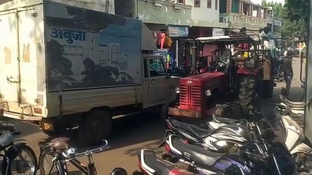 गल्ला दुकानों के बाहर खड़े वाहनों से छावनी झंडा चौक और नाके के बीच लगता है बार-बार जाम