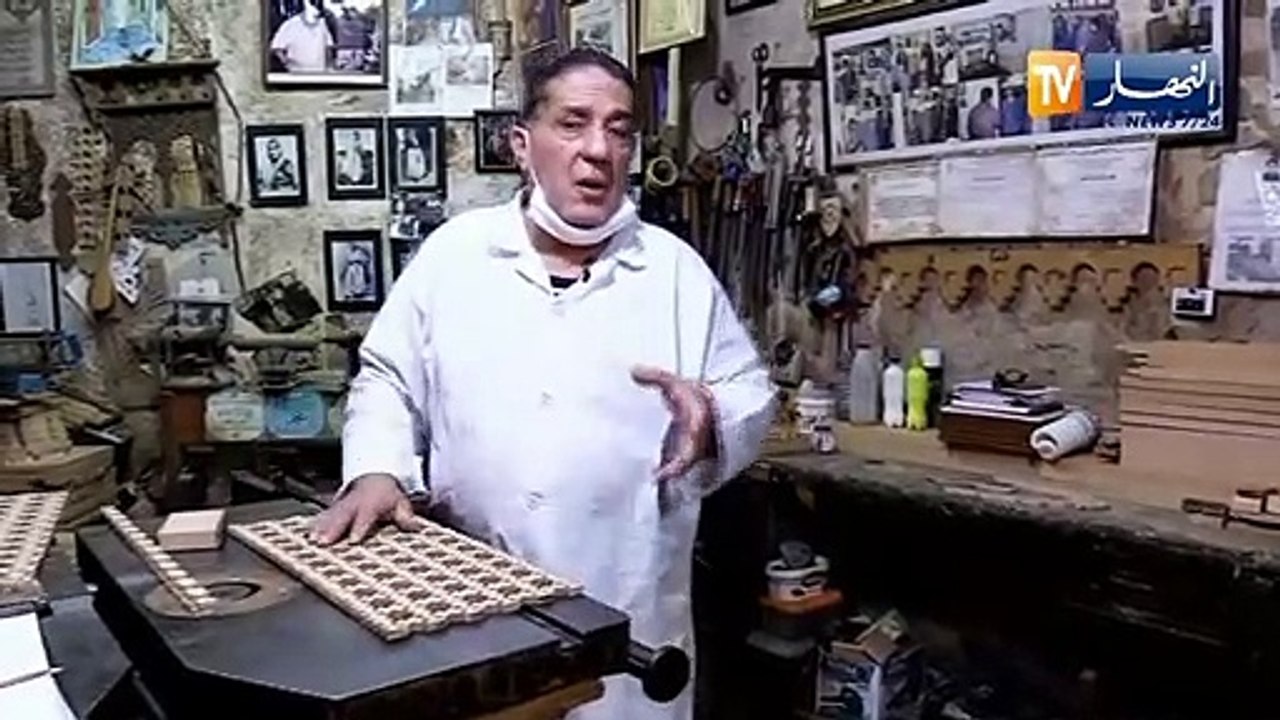 الزخرفة الفنية على الخشب..حرفة عمي خالد التي تقاوم الإندثار بين أزقة القصبة