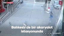 Balıkesir'de bir aracın 2 köpeği ezdiği anlar kamerada