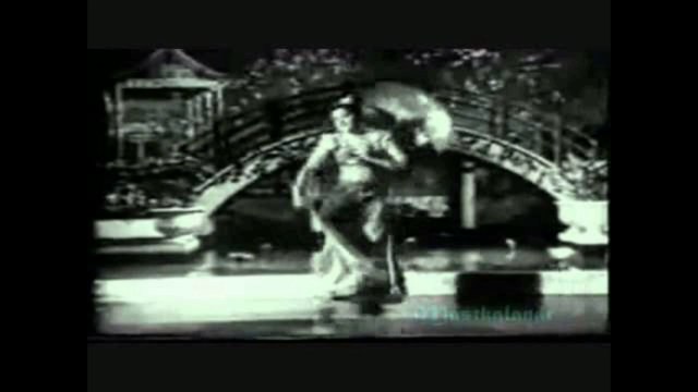 Gore Gore O Bankey chorey Kabhi Meri Gali Aaya Karo.