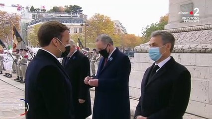 Emmanuel Macron et François Hollande discutent pendant les commémorations du 11 novembre 1918.