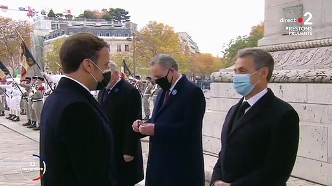 Emmanuel Macron et François Hollande discutent pendant les commémorations du 11 novembre 1918.