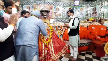 जीत के बाद चमत्कारी मां महिषासुर मर्दिनी का आशीर्वाद लेने पहुंचे मंत्री डंक