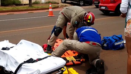 Carro e moto se envolvem em colisão na Rua Gandhi e motociclista fica ferido