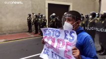 Peruanos protestam depois da tomada de posse do presidente Merino