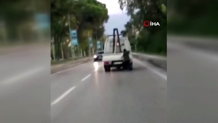 Bursa'da kamyonetin arkasına takılan genç ölümden döndü