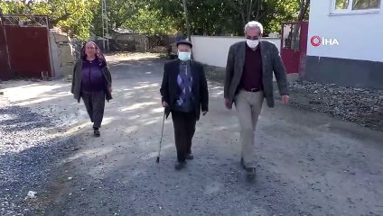 Çanakkale'de Şehit Olan Babasının Yozgat'taki Boş Mezarında Dua Okuyor