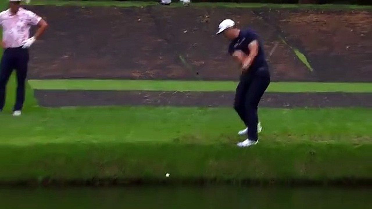 L'incroyable trou en un de Jon Rahm après trois ricochets